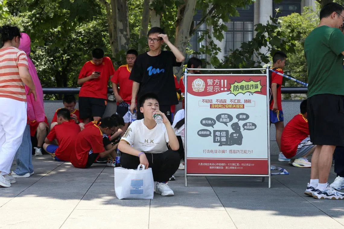 FILE PHOTO: A man drinks water in the shade on The Bund, during an orange alert for heatwave in Shanghai, China July 4, 2024. REUTERS/Nicoco Chan/File Photo