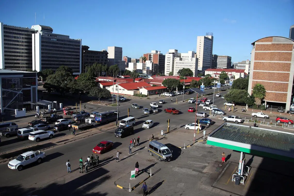 FILE PHOTO: A general view of commuters in the capital, Harare, Zimbabwe, April 1, 2025. REUTERS/Philimon Bulawayo/File Photo