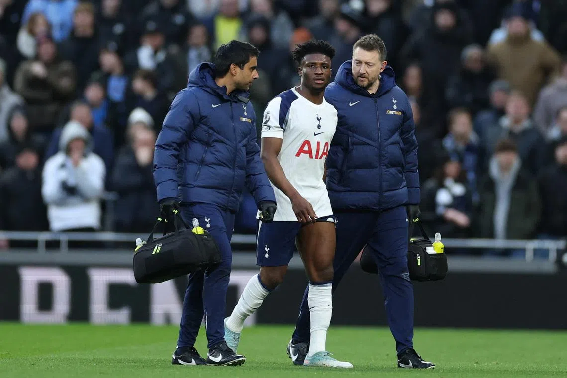 Soccer Football - Premier League - Tottenham Hotspur v Sunderland - Tottenham Hotspur Stadium, London, Britain - January 4, 2026 Tottenham Hotspur's Mohammed Kudus walks off the pitch to be substituted after sustaining an injury REUTERS/Ian Walton