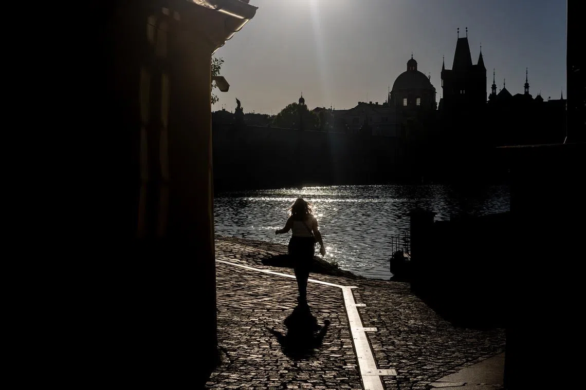 Scorching temperatures from the heat wave are expected to continue until May 26 before easing on May 27.