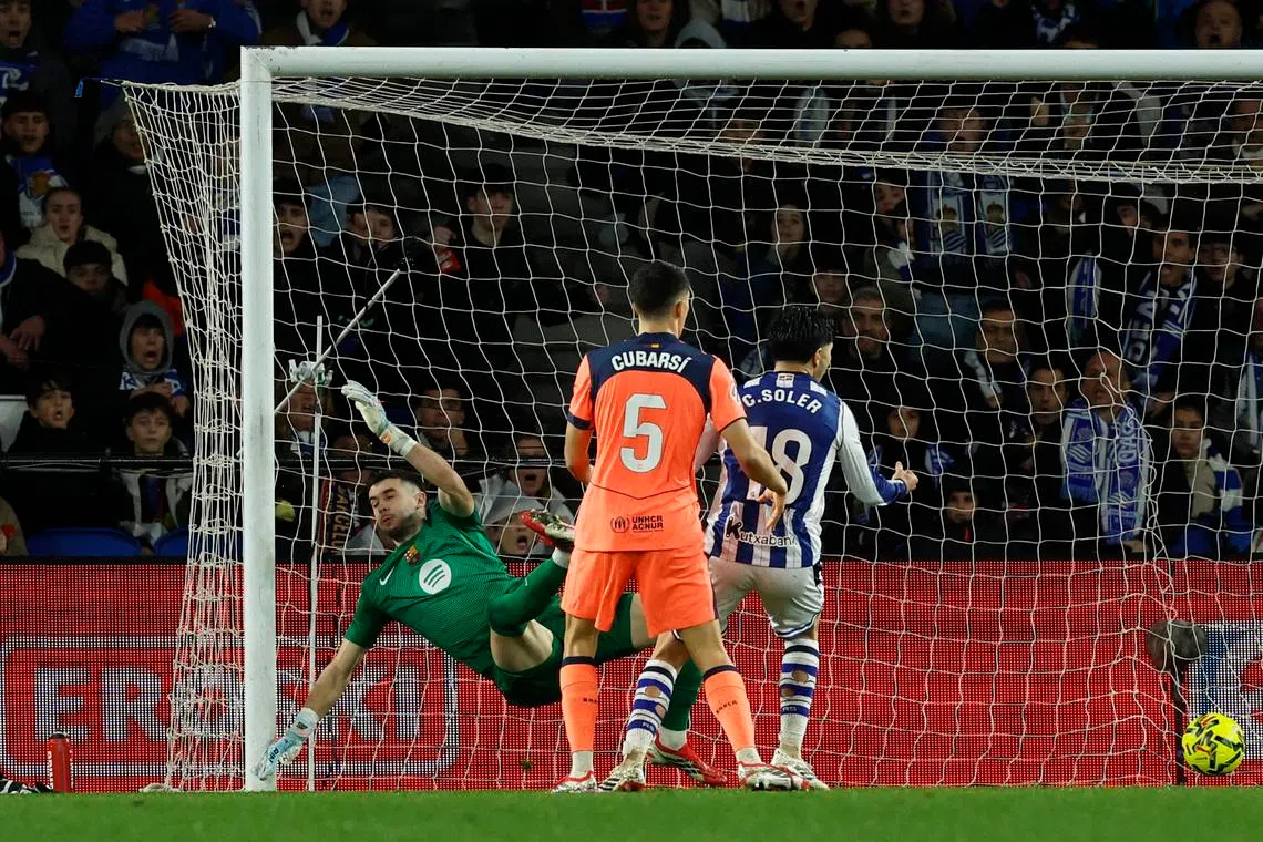 Soccer Football - LaLiga - Real Sociedad v FC Barcelona - Reale Arena, San Sebastian, Spain - January 18, 2026 Real Sociedad's Mikel Oyarzabal scores their first goal past FC Barcelona's Joan Garcia REUTERS/Vincent West