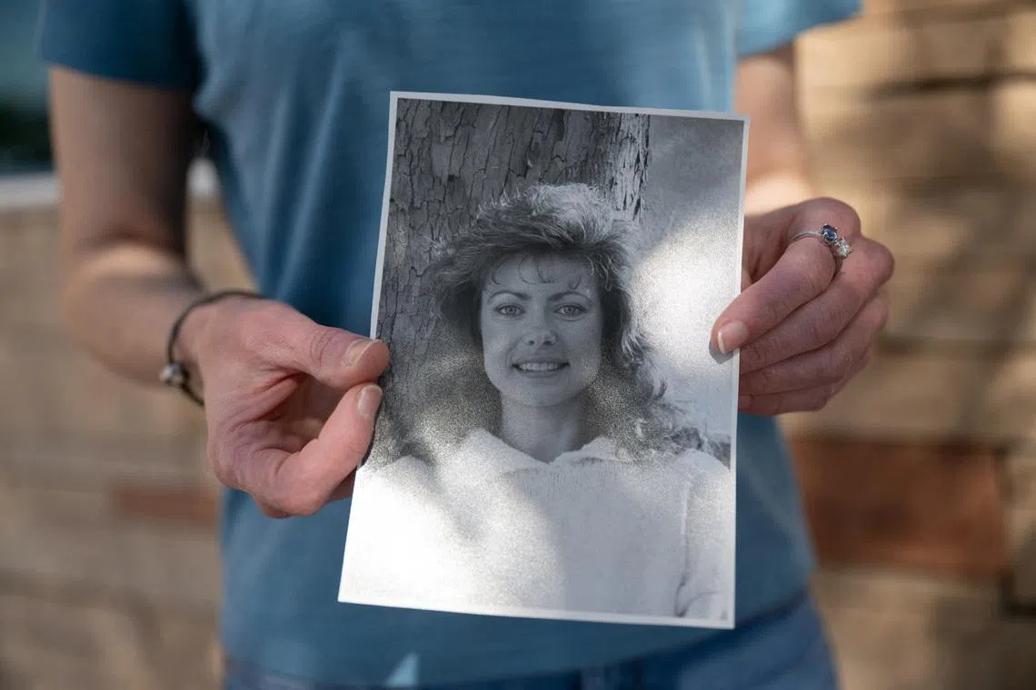 Mary Anne Blanton holds a photograph of her mother Tammy Blanton, who died of opioid use, in Peoria, Arizona, U.S., April 15, 2026. REUTERS/Caitlin O'Hara