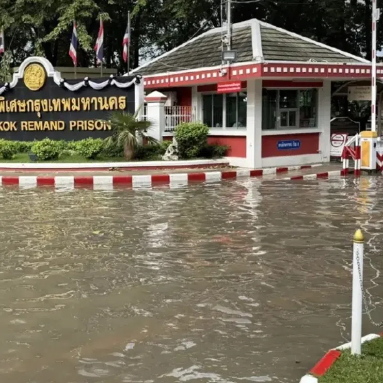 Flooding in front of the Bangkok Remand Prison in Chatuchak on Nov 4.