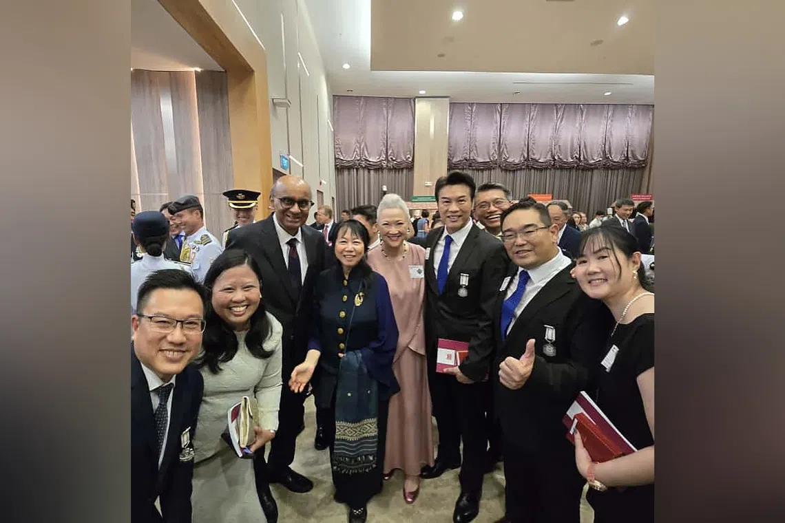 Zheng Geping and Hong Huifang (middle) with President Tharman Shanmugaratnam (third from left) and his wife Jane Ittogi (fourth from left) as well as Sembawang GRC MP Mariam Jaafar (second from left).