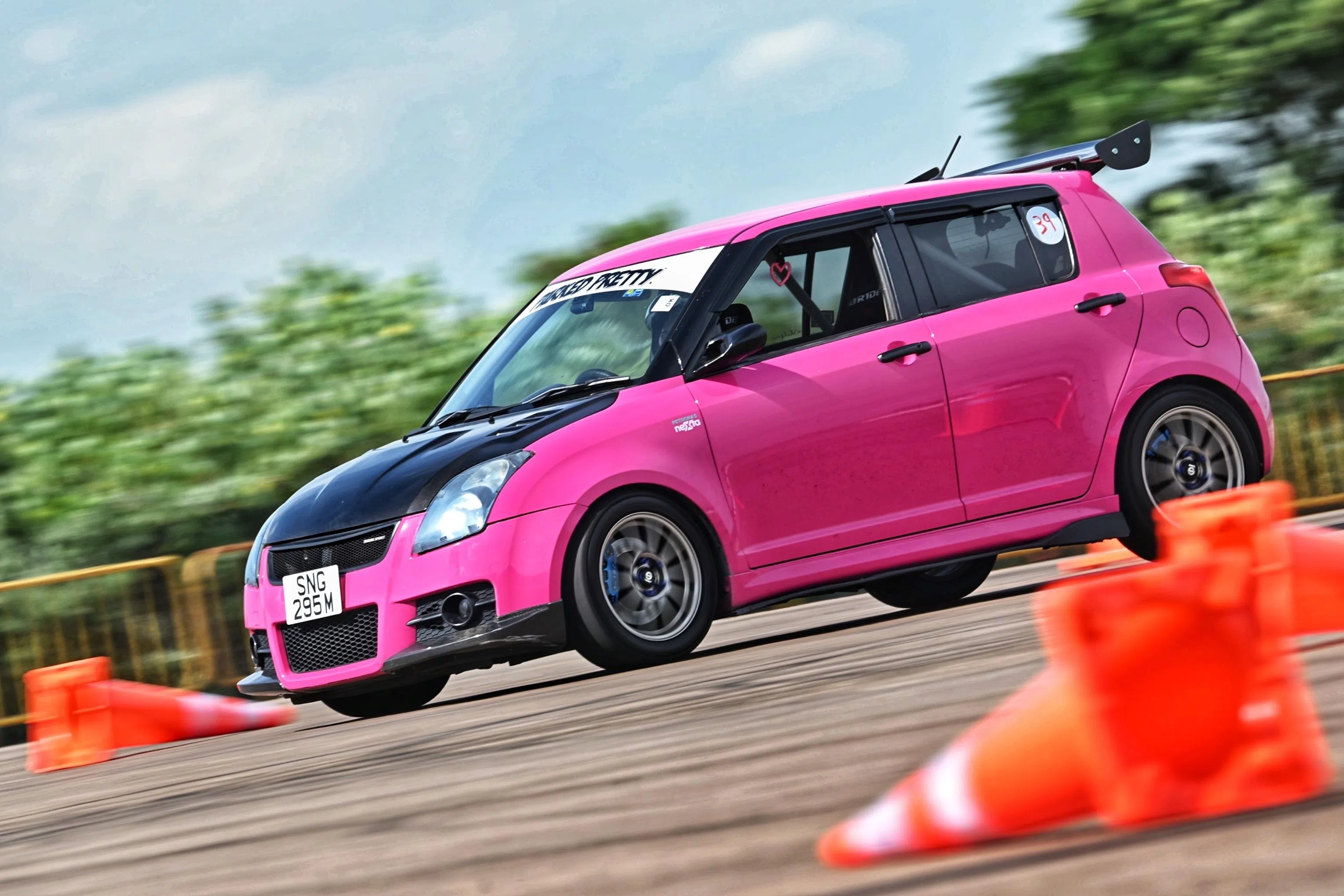 O novato da Gymkhana Shahfini Binte Saeful Mawar à deriva pela primeira vez em seu Suzuki Swift Sport Pink Swift no Changi Exposition Center durante os testes do Sprint Fest em 24 de maio de 2025.