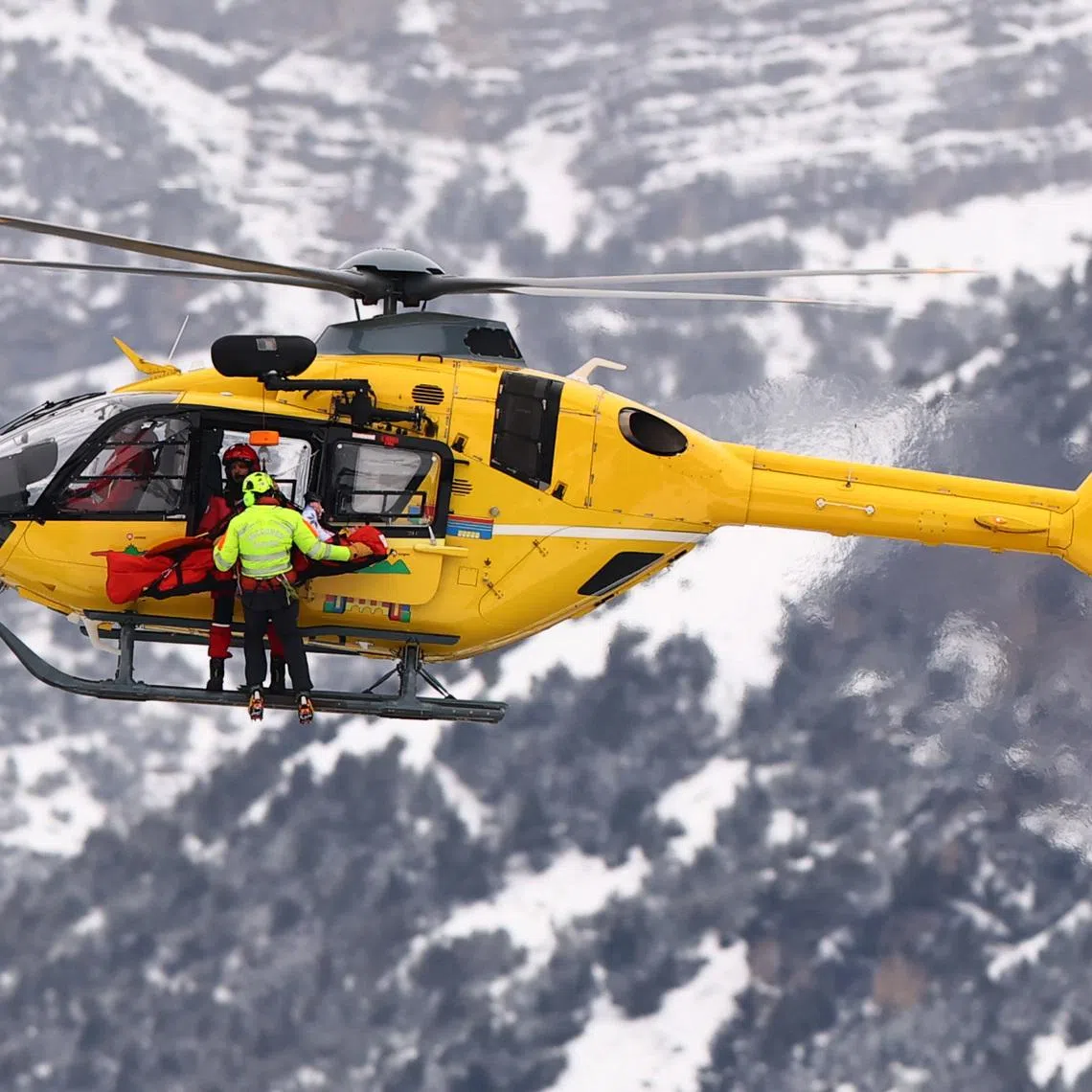 Milano Cortina 2026 Olympics - Alpine Skiing - Men's Downhill Training - Stelvio Ski Centre, Bormio, Italy - February 04, 2026 Fredrik Moeller of Norway is carried away in a helicopter after crashing during training REUTERS/Christian Hartmann
