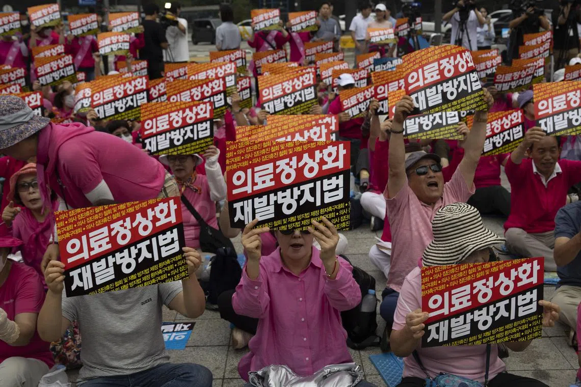 epa11456147 Patients and their families in the Korea Alliance of Patients Organization, shout slogans and hold signs reading 'Medical Normalization', during a rally against the medical doctor strike in Seoul, South Korea, 04 July 2024. Patients and their families gathered to demand the normalization of medical care.  EPA-EFE/JEON HEON-KYUN