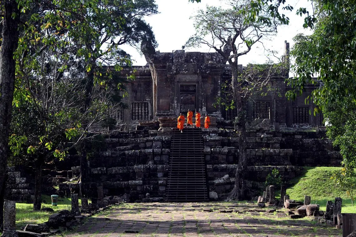 FILE PHOTO: Buddhist monks visit the Preah Vihear temple on the border between Thailand and Cambodia, November 12, 2013. REUTERS/Samrang Pring/File Photo