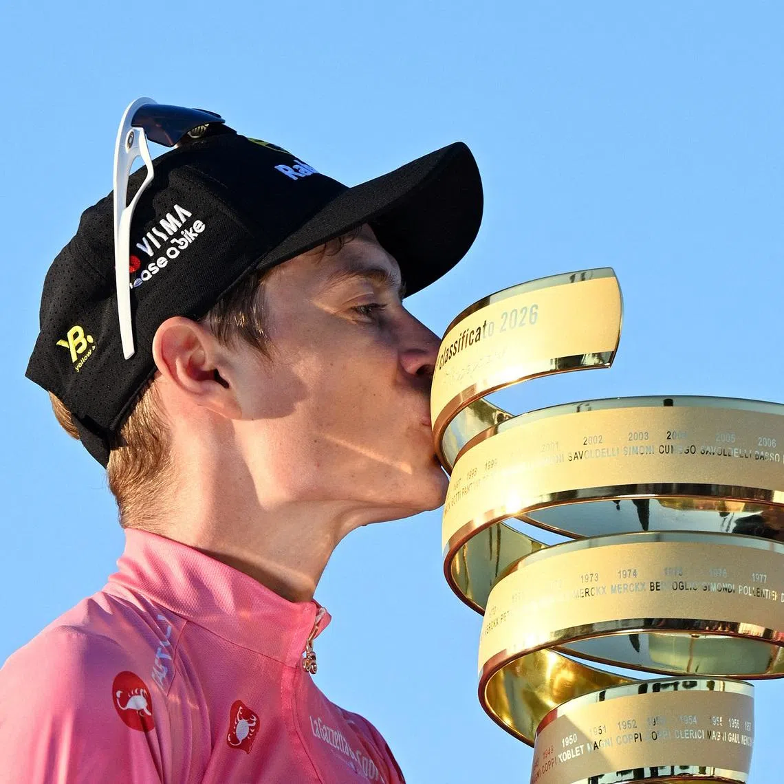 Cycling - Giro d'Italia - Stage 21 - Rome to Rome - Italy - May 31, 2026 Team Visma - Lease a Bike's Jonas Vingegaard celebrates on the podium with the trophy wearing the maglia rosa jersey after winning the Giro d'Italia REUTERS/Jennifer Lorenzini