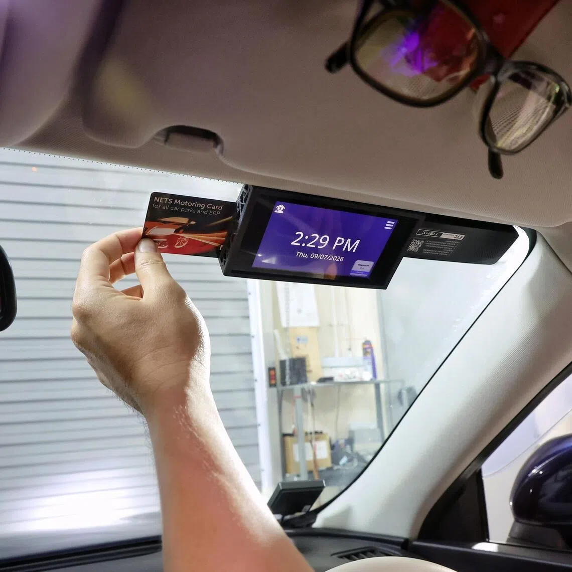 Alternative OBU mounts include one that integrates the card reader behind the touchscreen display.