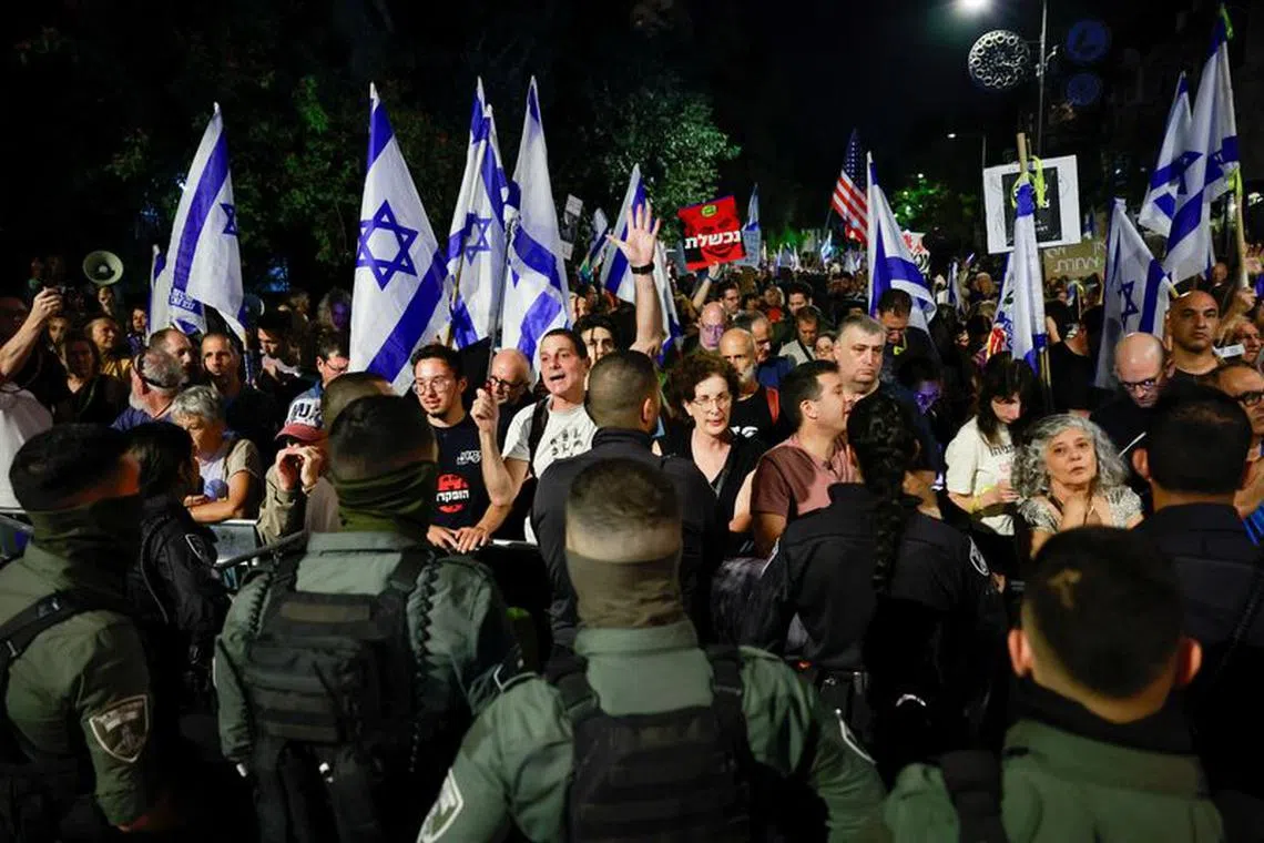 Protestors gather against Israeli Prime Minister Benjamin Netanyahu near his residence, as the conflict between Israel and Palestinian Islamist group Hamas continues, in Jerusalem, November 4, 2023. REUTERS/Ammar Awad
