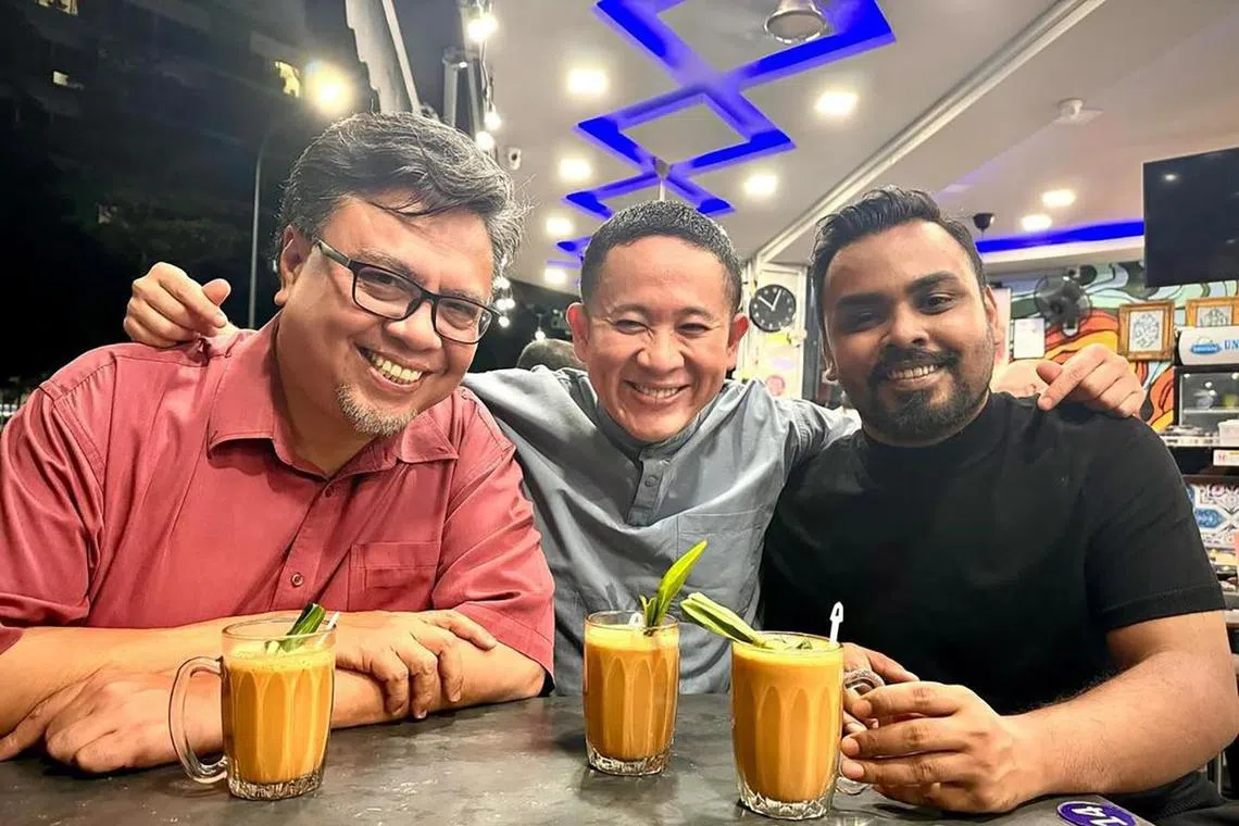 Former MP Amrin Amin (centre) with actor Suhaimi Yusof (left) and Sizzlers drinks stall owner Mr Sheik Mohammad (right). 