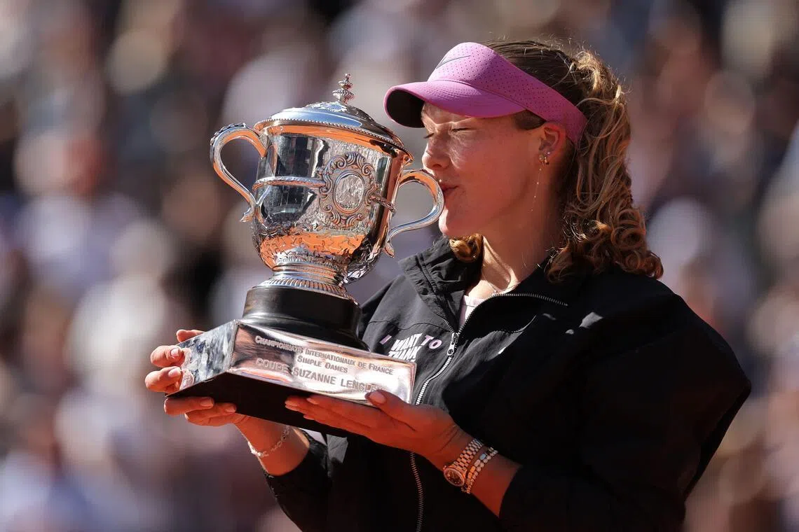 Mirra Andreeva kissing the trophy after winning the French Open on June 6.