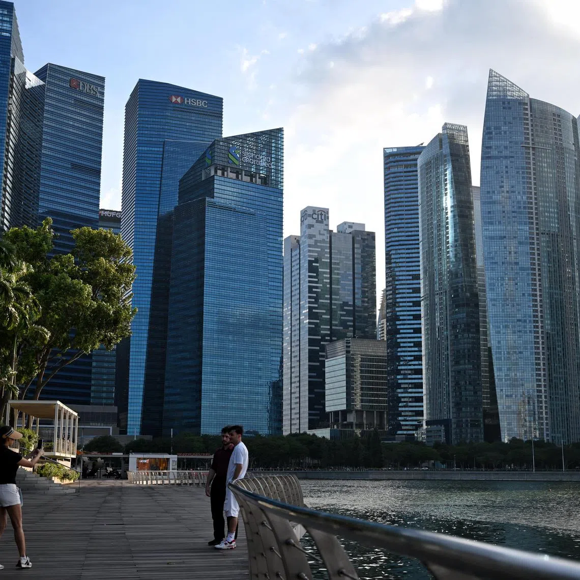 ST20240326_202426608332 Kua Chee Siong/ pixgeneric/
Generic pix people taking pictures along the Marina Bay Sands boardwalk under the hot afternoon sun with the central business district (CBD) in the background on March 26, 2024.
