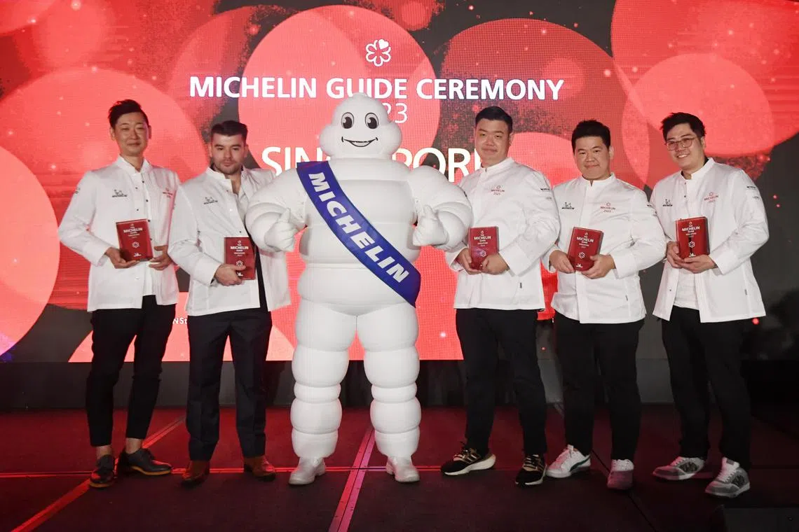 Hymichellin27

Newly-appointed one star recipients: (from left) Sakuta Yoshio of Sushi Sakuta, Steve Lancaster of Poise, Kevin Wong of Seroja, Zor Tan of Born, and Nicolas Tam of Wilow. (ST PHOTO: AZMI ATHNI)