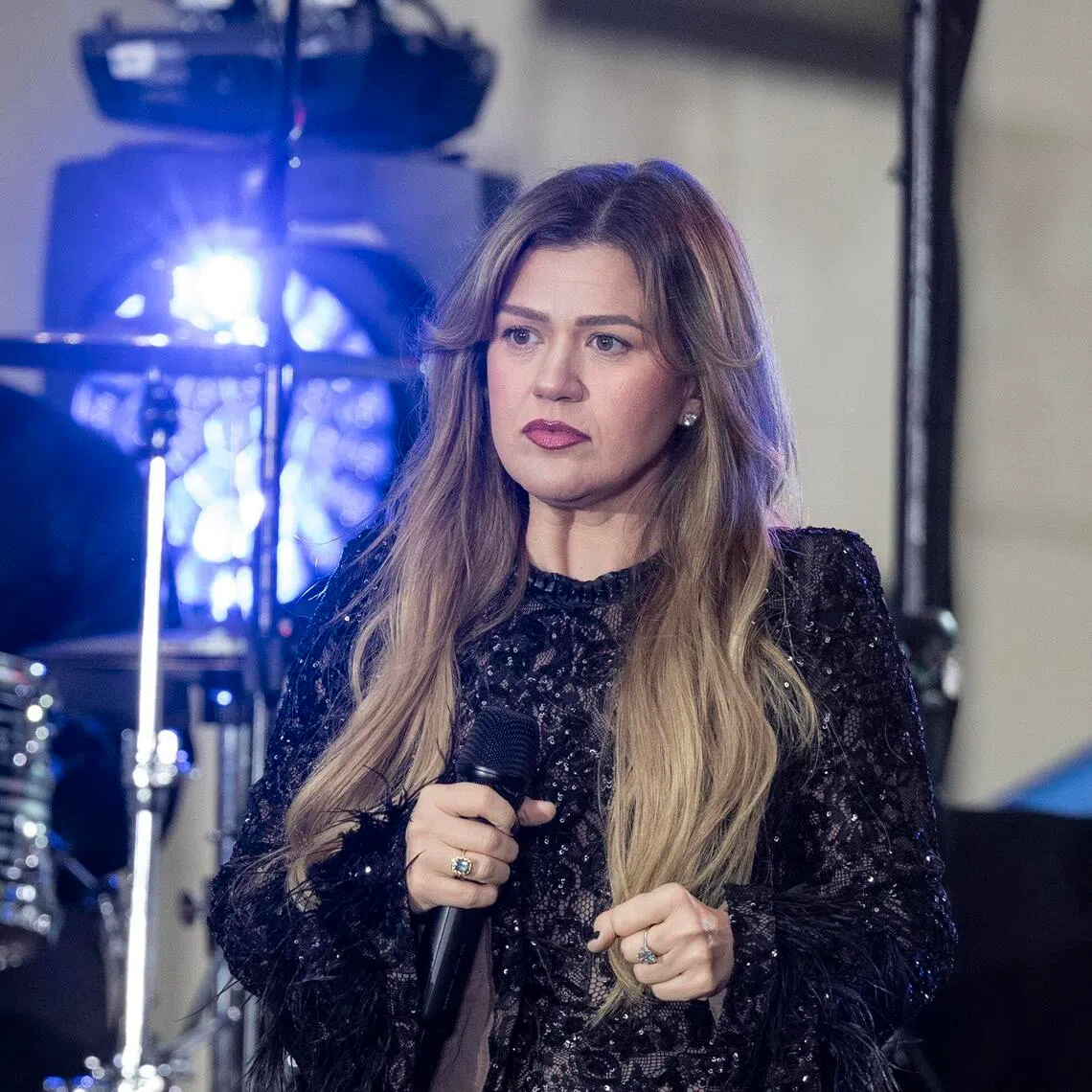 Kelly Clarkson took to social media after feeling unfairly treated by Art Of Play over its merchandise.