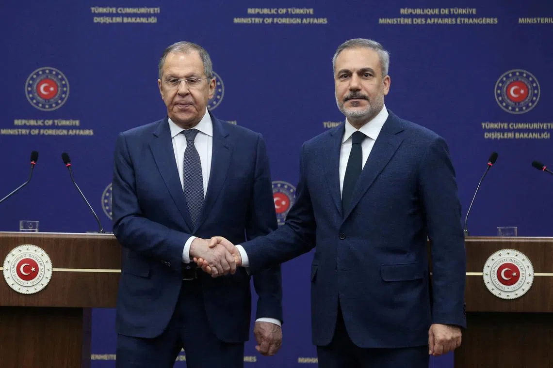 FILE PHOTO: Turkish Foreign Minister Hakan Fidan shakes hands with his Russian counterpart Sergei Lavrov during a press conference in Ankara, Turkey, February 24, 2025. REUTERS/Cagla Gurdogan/File Photo