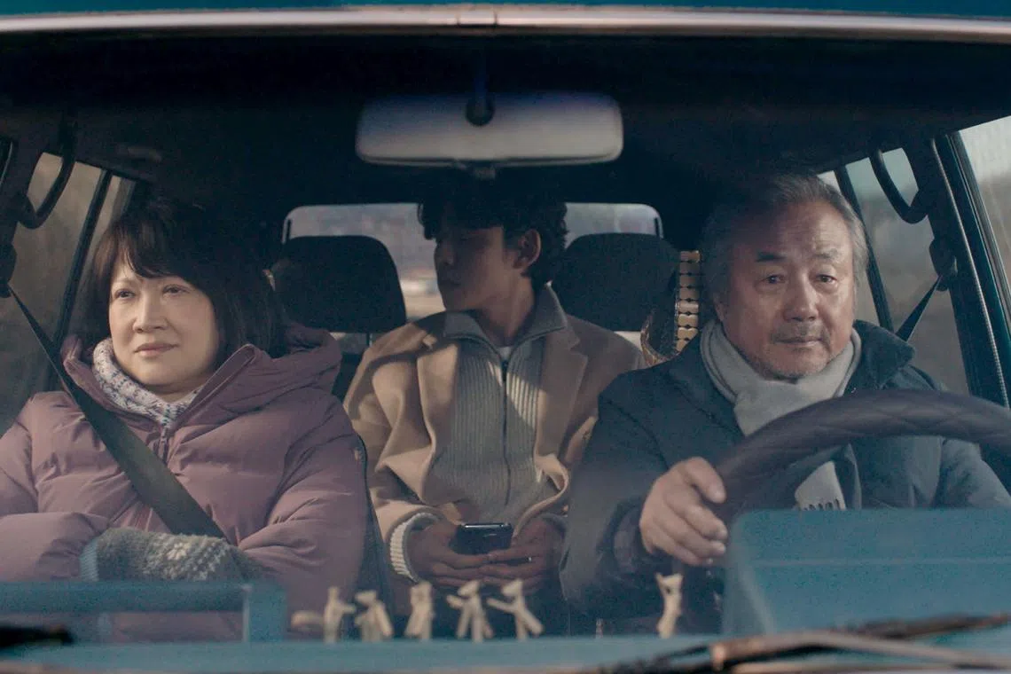 Ajoomma starring (from left) Hong Huifang, Kang Hyung-seok and Jung Dong-hwan.
