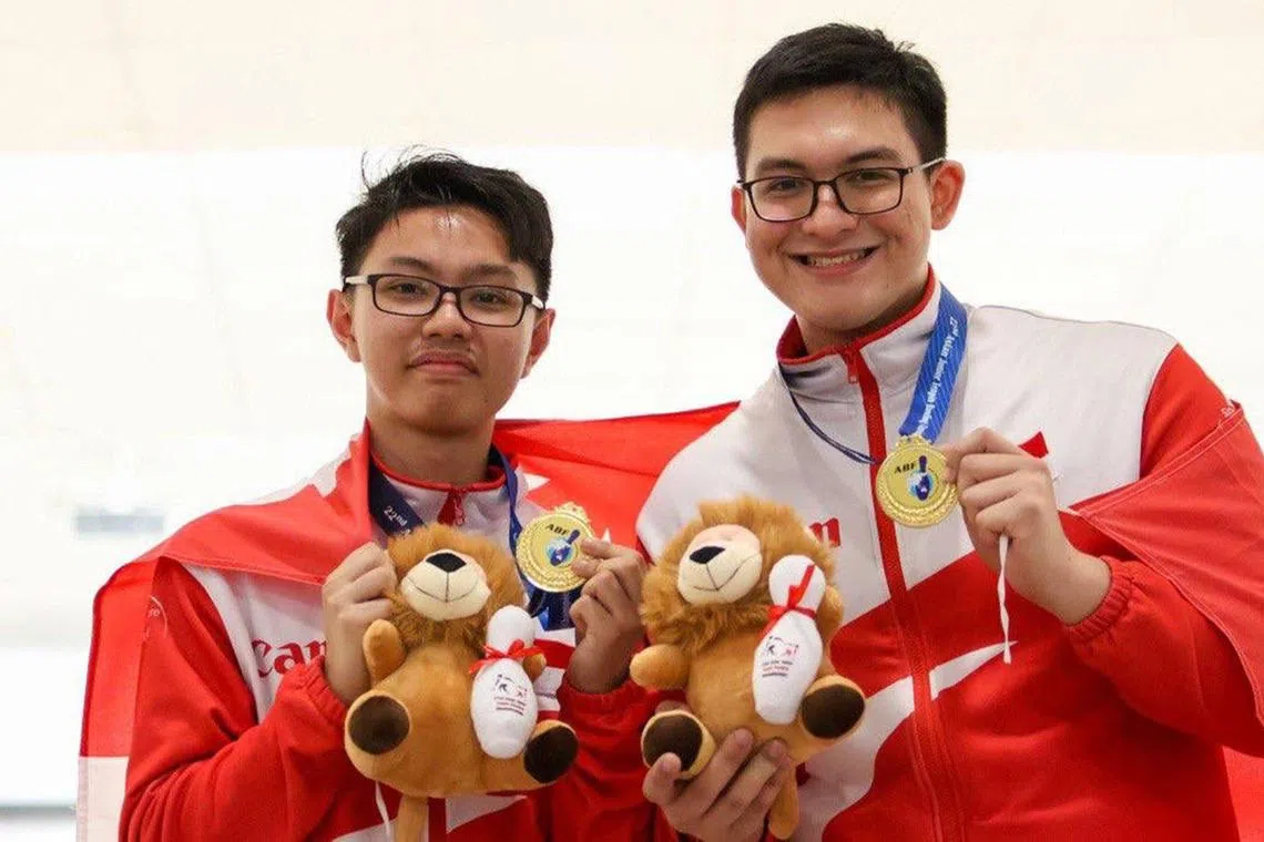 Singapore bowlers Aiman Lim (left) and John Faragalla clinched gold in the boys' doubles event at the Asian Junior Championships.

PHOTO: SINGAPORE BOWLING FEDERATION