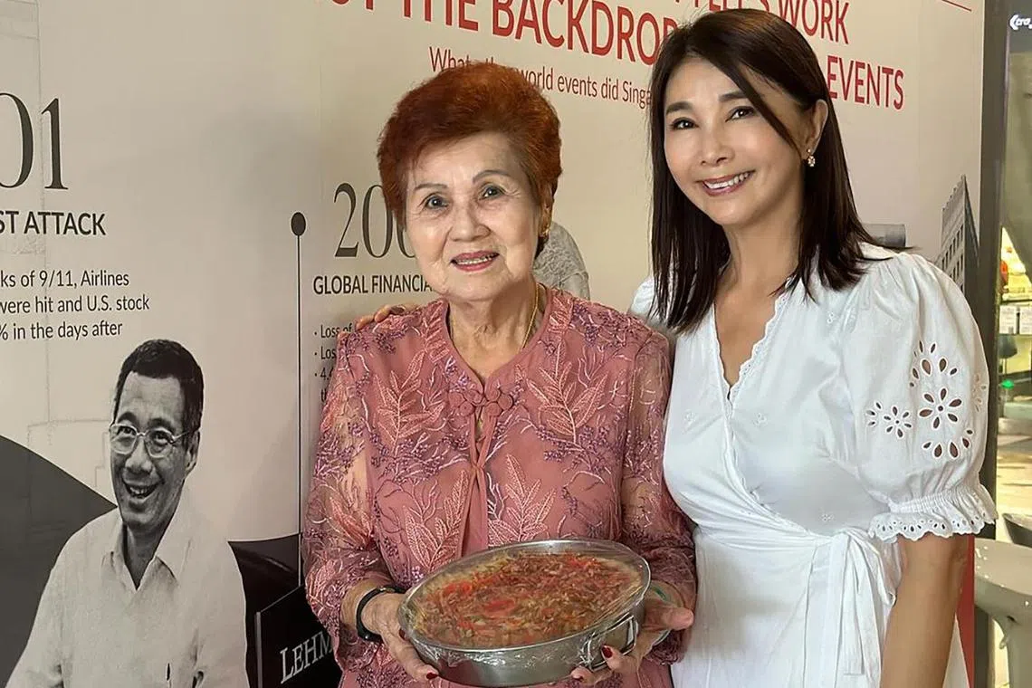 Singaporean actress Chen Xiuhuan's mother (left) wanted to give Prime Minister Lee Hsien Loong a homemade pumpkin cake but she failed to meet him. 