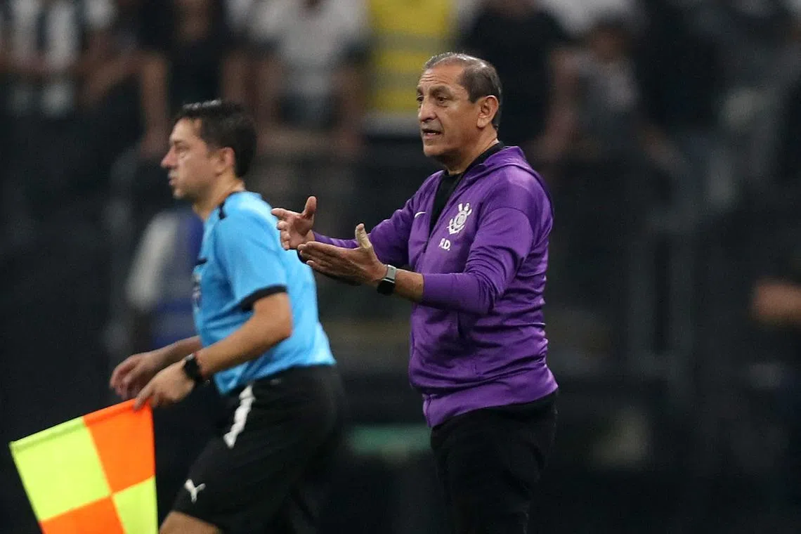 Soccer Football - Copa Sudamericana - Group C - Corinthians v Huracan - Neo Quimica Arena, Sao Paulo, Brazil - April 2, 2025 Corinthians coach Ramon Diaz reacts REUTERS/Jean Carniel