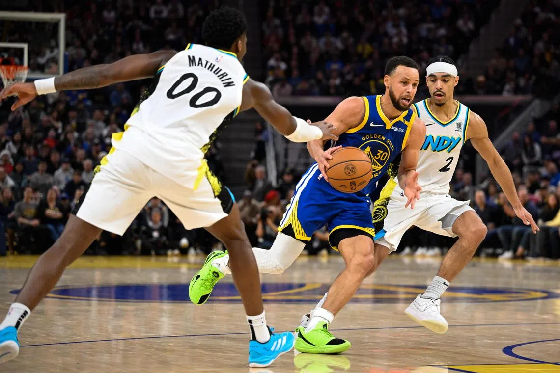 Golden State Warriors guard Stephen Curry (centre) in action during a match against the Indiana Pacers on Dec 23.