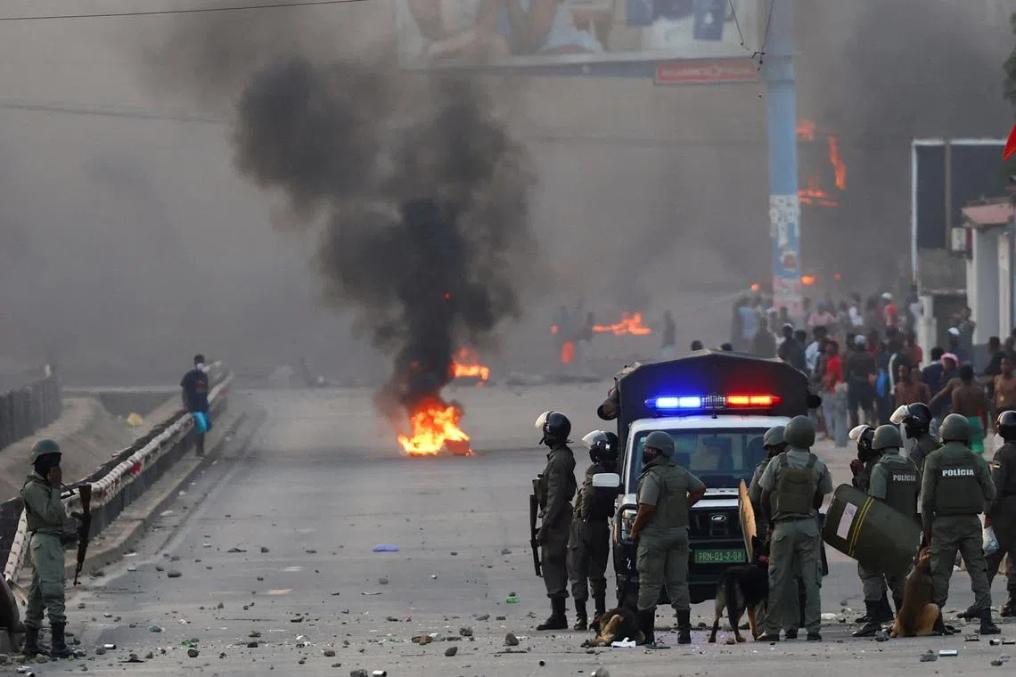 FILE PHOTO: Riot police look on as protesters burn tyres after Mozambique's ruling party, FRELIMO, retains power in contested election in Maputo, Mozambique, October 24, 2024. REUTERS/Siphiwe Sibeko/File Photo