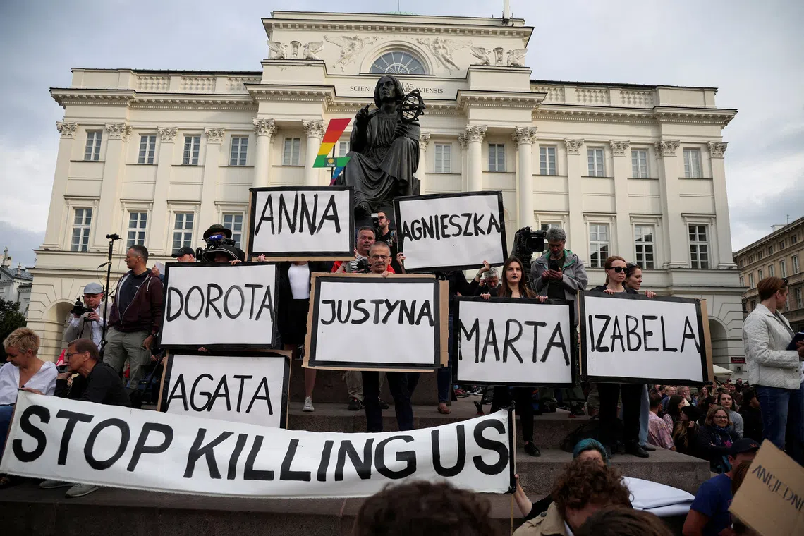 FILE PHOTO: People take part in a protest, after a pregnant woman died in hospital in an incident campaigners say is the fault of Poland's laws on abortion, which are some of the most restrictive in Europe, in Warsaw, Poland June 14, 2023. REUTERS/Kacper Pempel/File Photo