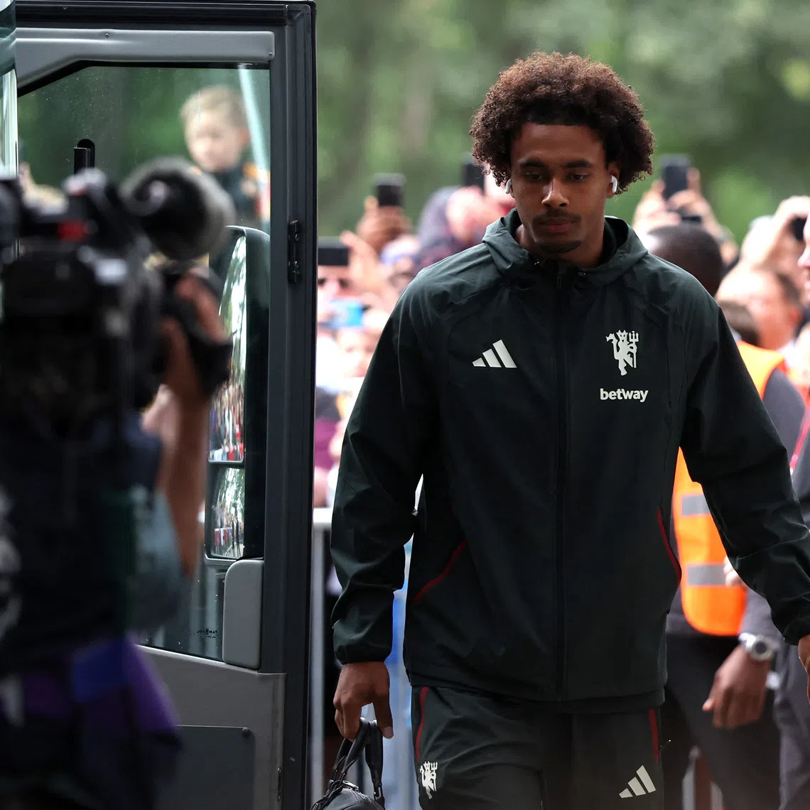 Soccer Football - Premier League - Hull City v Manchester United - MKM Stadium, Hull, Britain - August 22, 2026 Manchester United's Joshua Zirkzee arrives at the stadium before the match REUTERS/Scott Heppell