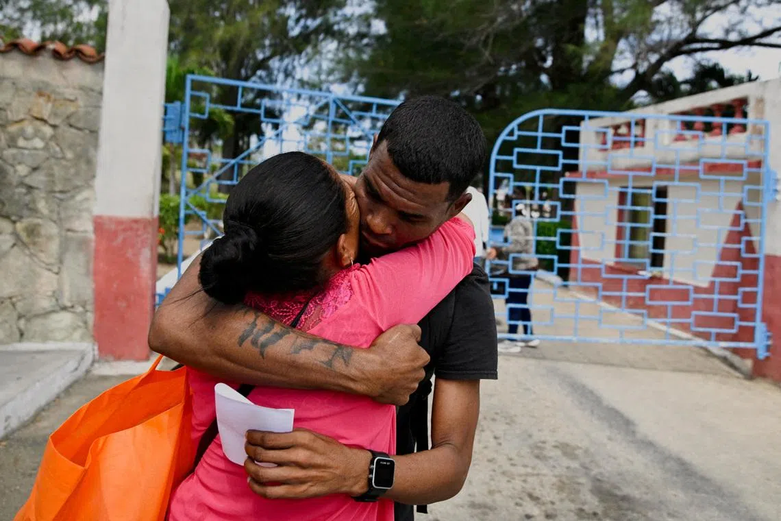 FILE PHOTO: A released prisoner embraces a relative as he leaves La Lima penitentiary as part of the amnesty for more than 2,000 prisoners that the communist-run government has announced amid talks with the administration of U.S. President Donald Trump, Havana, Cuba, April 3, 2026. REUTERS/Norlys Perez/File Photo