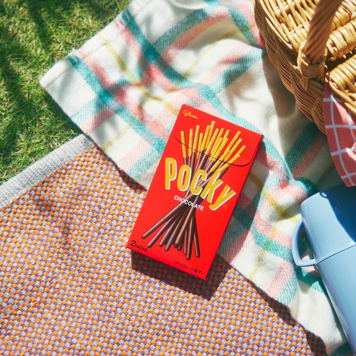 The scent of the cacao beans used in the products was mixed with that of spices that were temporarily stored in the same place.