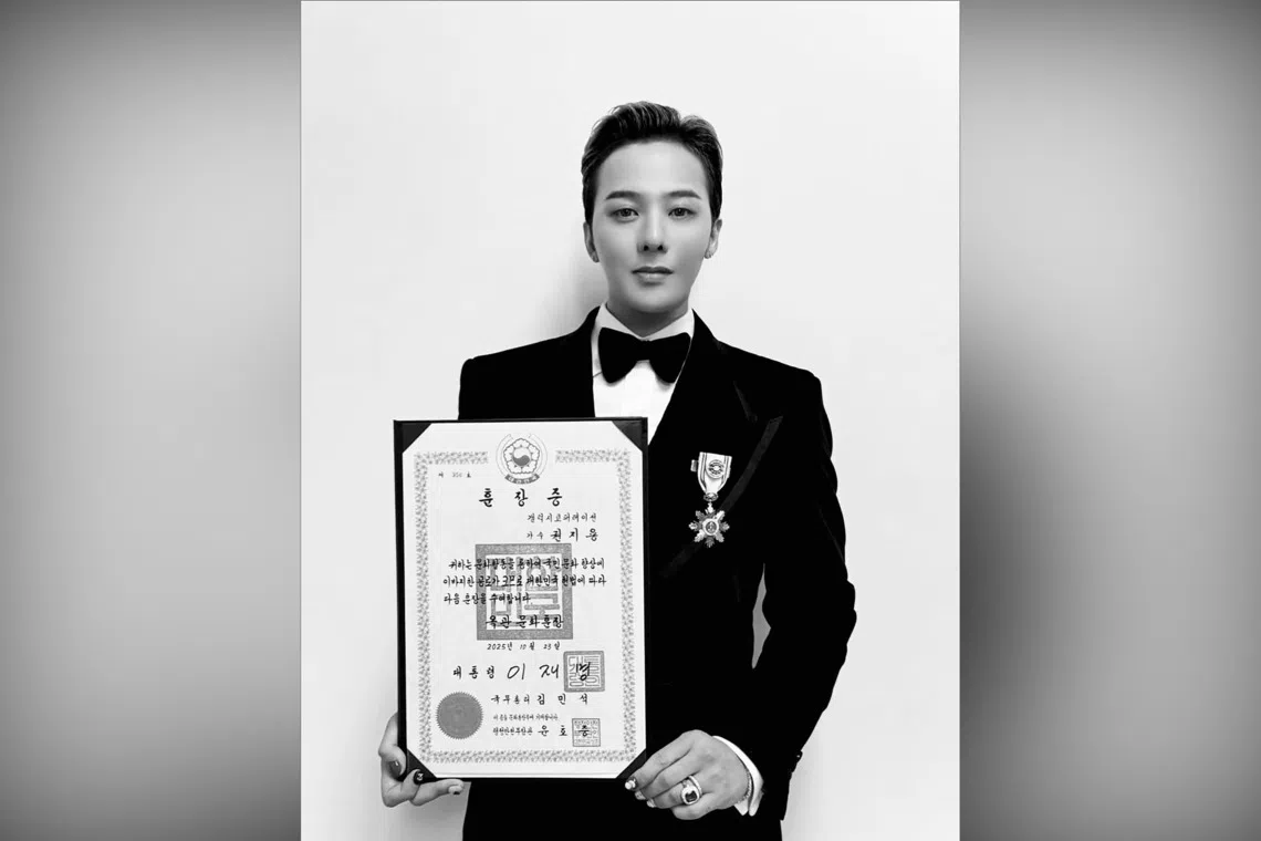 G-Dragon was was awarded the Jade Crown Order at the Korea Popular Culture and Arts Awards on Oct 23.