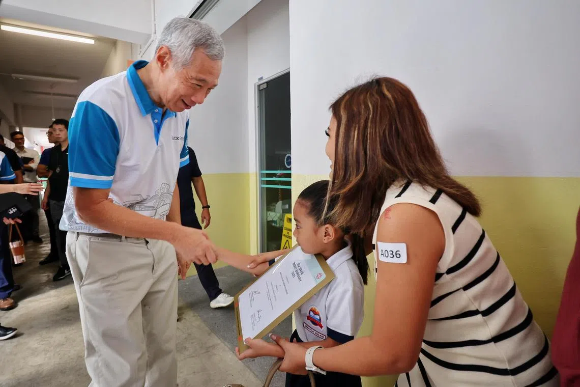ST20240203_202434770044/jnpm03/Jean Iau/Jason Quah

Prime Minister and Adviser to Ang Mo Kio GRC Grassroots Organisations (GROs) Mr Lee Hsien Loong meeting Edusave Merit Bursary recipient Mikayla Aulani Embun Wulandari, primary three student from Townsville Primary School, at the Teck Ghee Citizens' Consultative Committee (CCC) Bursary and Ministry of Education (MOE) Edusave Awards Presentation Ceremonies, in Teck Ghee Primary School on Feb 3, 2024.