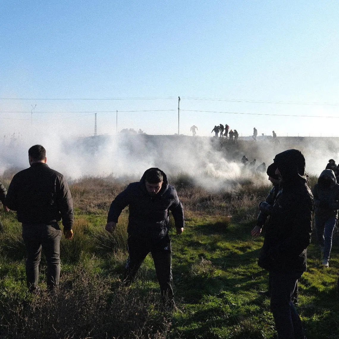 Pro-Kurdish protesters clash with soldiers as they attempt to cross to the Kurdish-controlled northeastern Syrian city of Qamishli during a demonstration in support of Syrian Kurds and against recent military clashes between the Syrian army and Kurdish forces, in Nusaybin, southeastern Turkey, January 20, 2026. REUTERS/Ensar Ozdemir