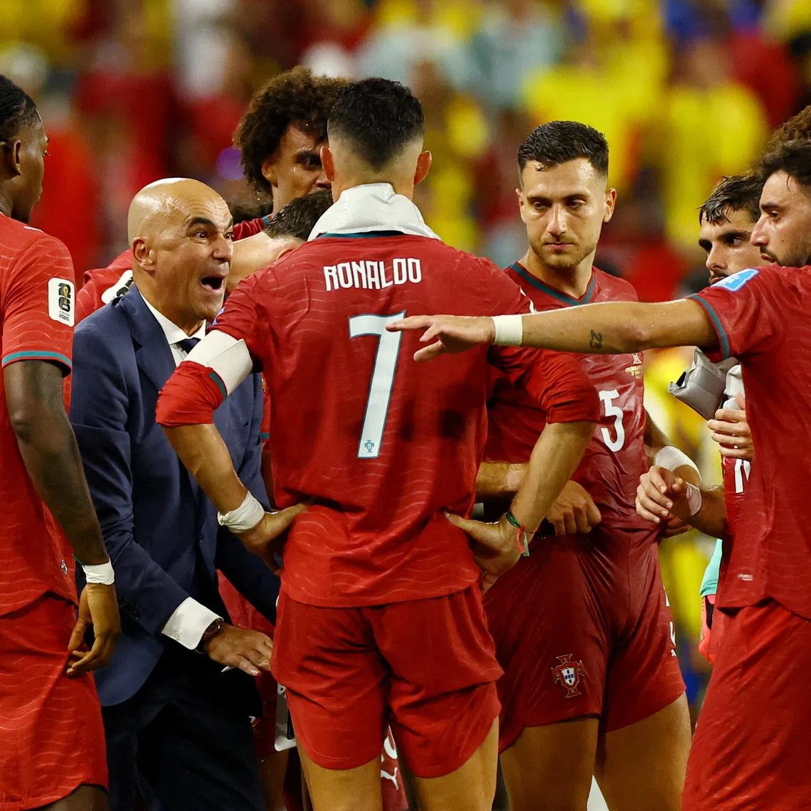 Soccer Football - FIFA World Cup 2026 - Group K - Colombia v Portugal - Miami Stadium, Miami Gardens, Florida, U.S. - June 27, 2026 Portugal coach Roberto Martinez speaks to his players during the second half hydration break REUTERS/Marco Bello