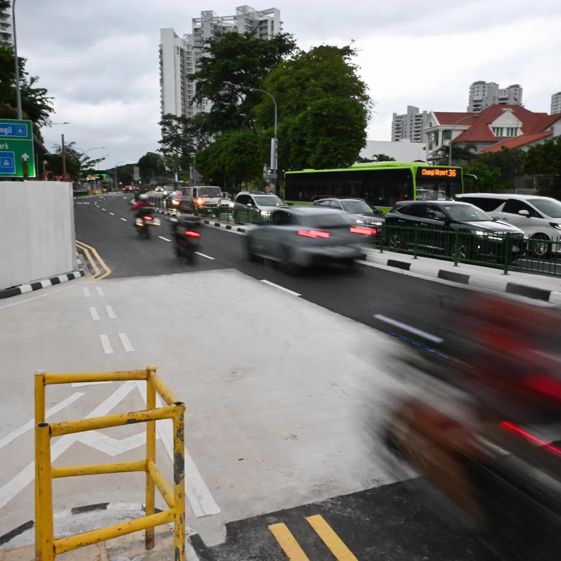 ST20250804_202565600888 Kua Chee Siong/?essinkhole04/
The traffic situation along Tanjong Katong Road South, where the sinkhole formed, at around 8am when there is the morning peak hour traffic, on Aug 4, 2025.

The section of Tanjong Katong Road South - where the sinkhole formed - from Mountbatten Road to ECP, opened from 5am on Aug 4.
