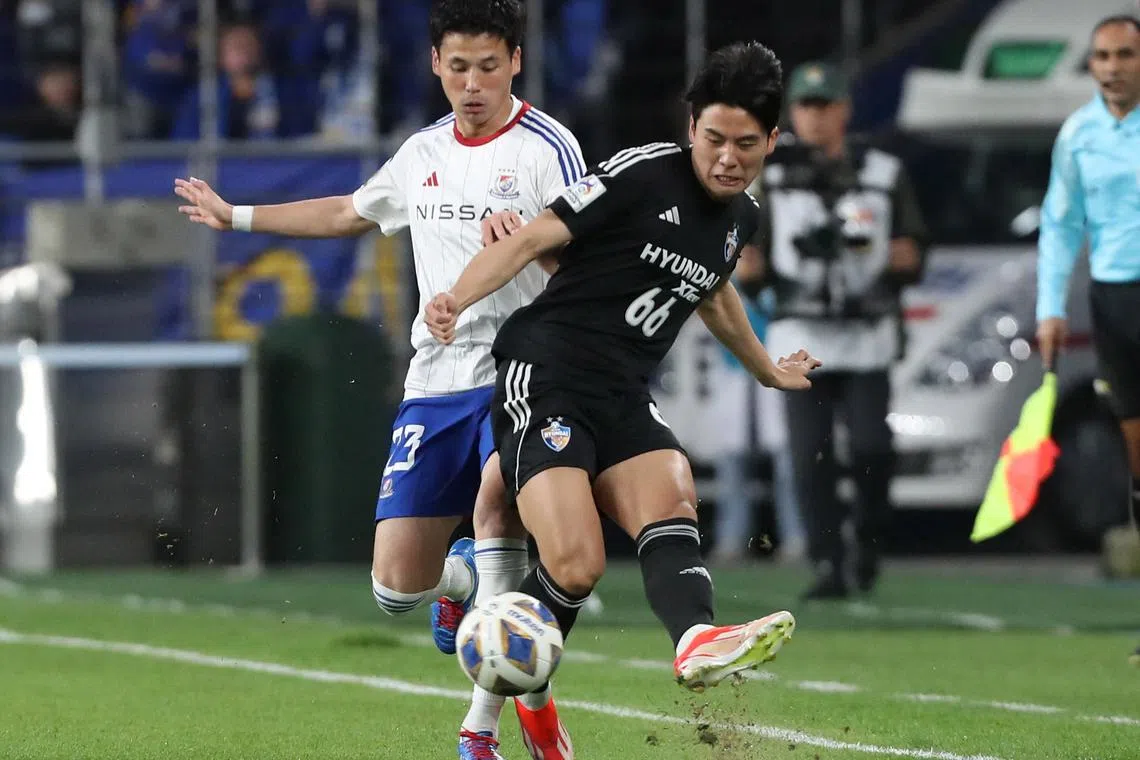 FILE PHOTO: Soccer Football - Asian Champions League - Semi Final - First Leg - Ulsan Hyundai v Yokohama F Marinos - Munsu Football Stadium, Ulsan, South Korea - April 17, 2024 Ulsan Hyundai Seol Young-woo in action with Yokohama F Marinos' Ryo Miyaichi REUTERS/Kim Soo-Hyeon