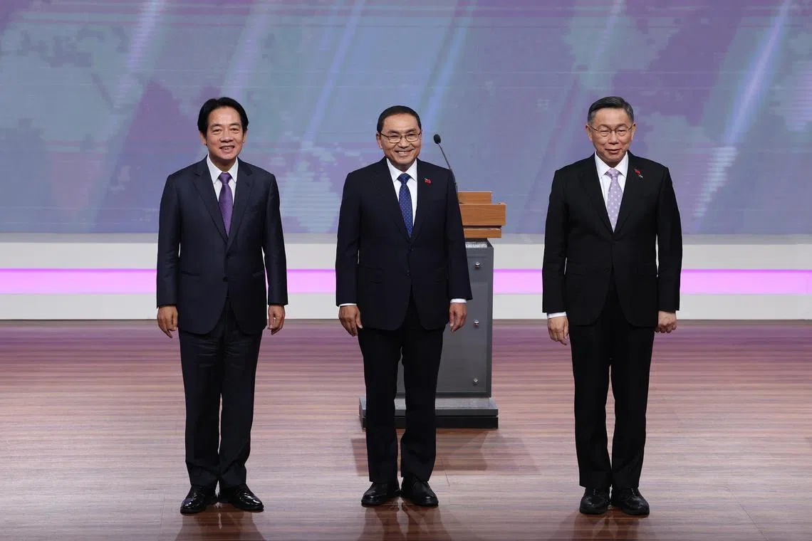 epa11049108 (L-R) Taiwanese Vice President and ruling Democratic Progressive Party (DPP) presidential candidate William Lai (Lai Ching-te), main opposition Kuomintang (KMT) party presidential candidate Hou Yu-ih and Taiwan People's Party (TPP) chairman and presidential candidate Ko Wen-je pose for a photograph prior to the start of a televised presidential election debate in Taipei, Taiwan, 30 December 2023. Taiwan's presidential election is scheduled to be held on 13 January 2024.  EPA-EFE/CNA / POOL