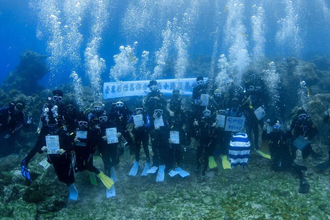 2026 marks the tenth anniversary of Taitung Gungguan Primary School's tradition of underwater graduation ceremony.