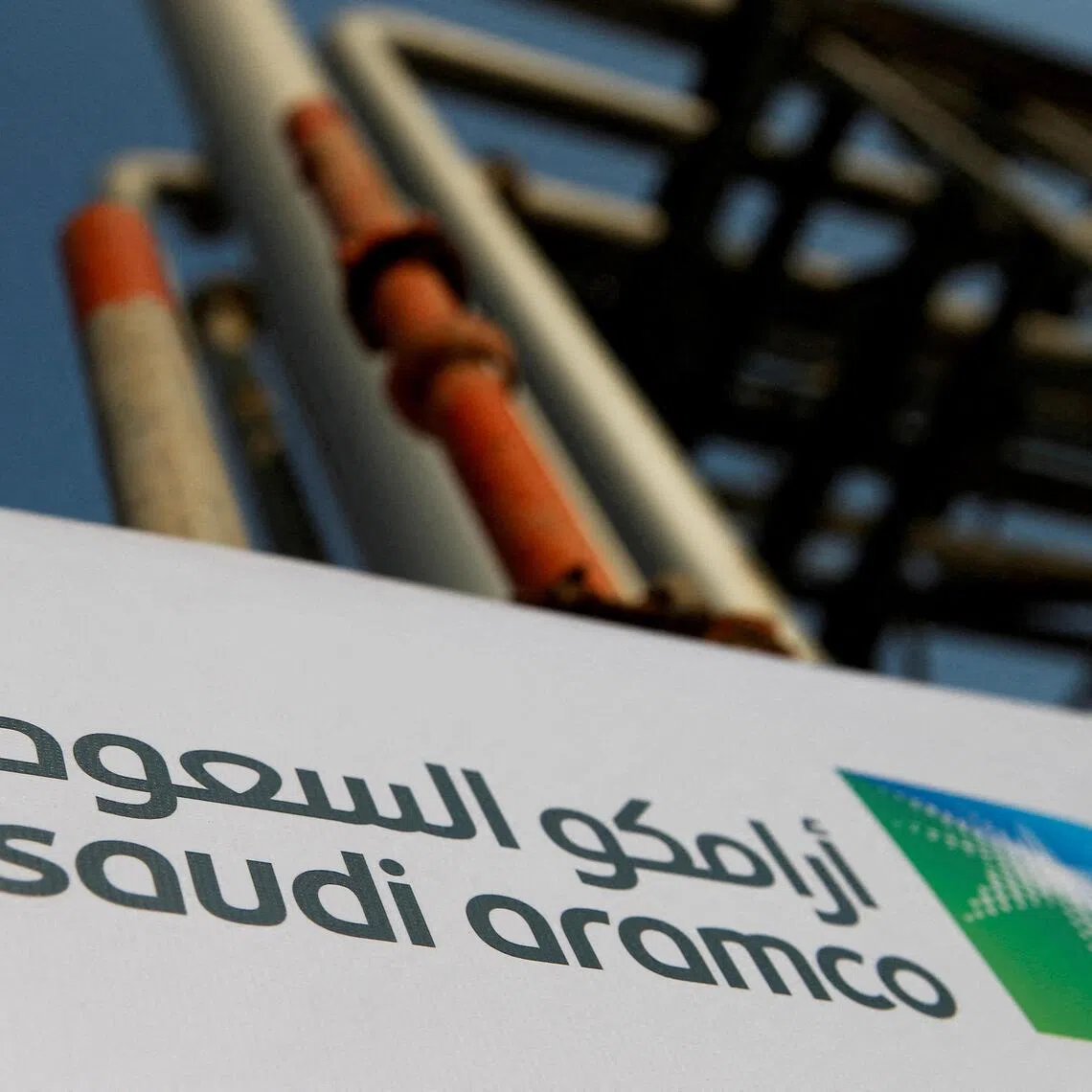 The largest Middle Eastern crude exporter set the November Arab Light crude oil official selling price to Asia at US$5 a barrel below the average of Oman and Dubai prices, down US$3 from the previous month.