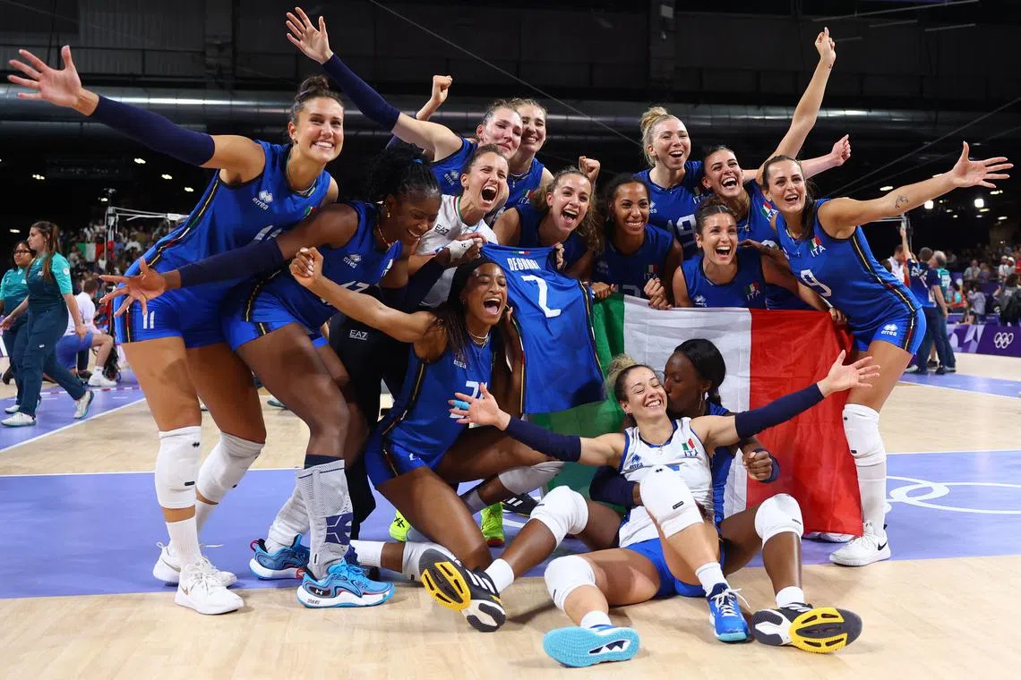 FILE PHOTO: Paris 2024 Olympics - Volleyball - Women's Gold Medal Match - United States vs Italy - South Paris Arena 1, Paris, France - August 11, 2024. Italy players celebrate winning the gold. REUTERS/Siphiwe Sibeko/File Photo