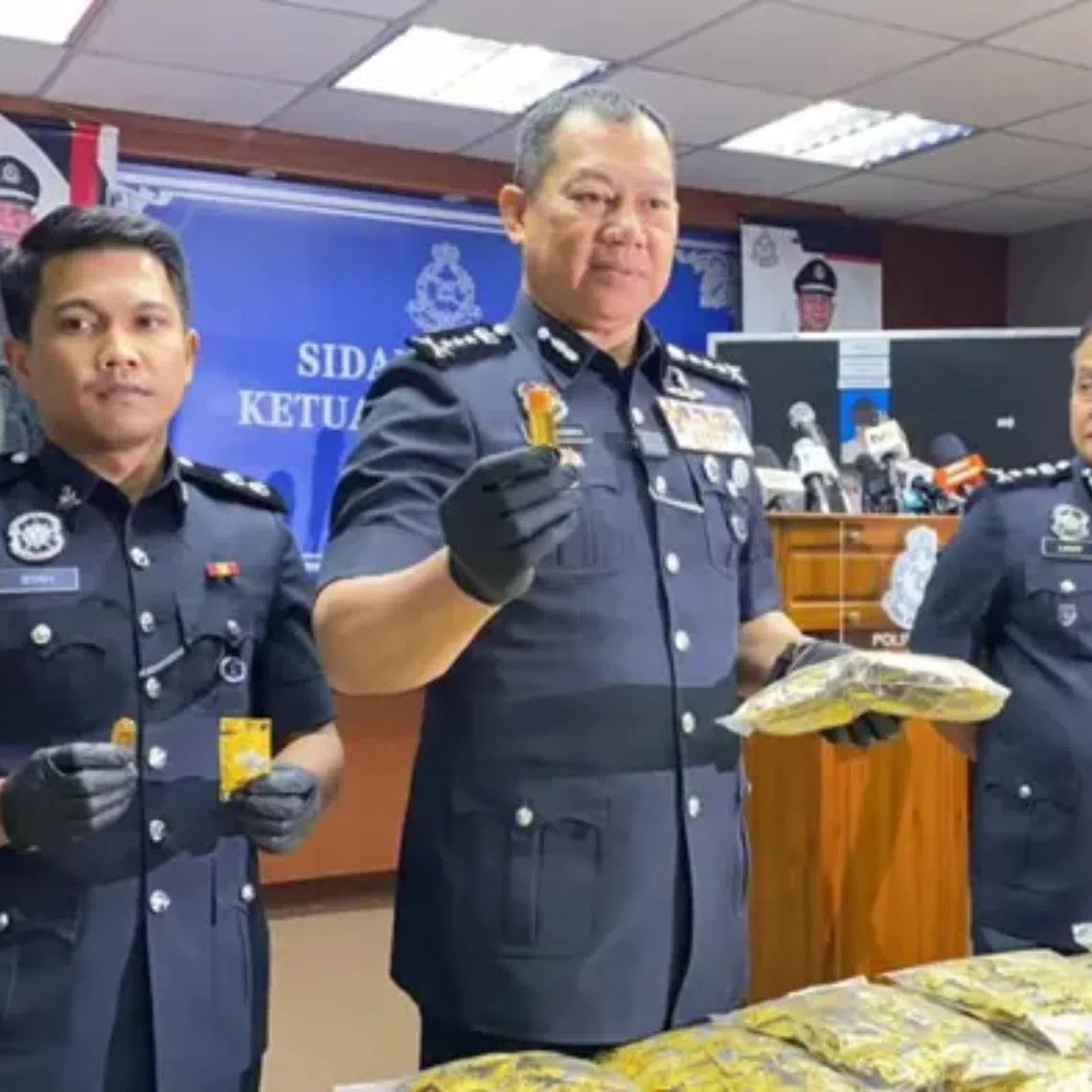 Johor police chief Ab Rahaman Arsad (centre) said the first suspect acted as a distributor, while the second was believed to manage the syndicate’s finances.