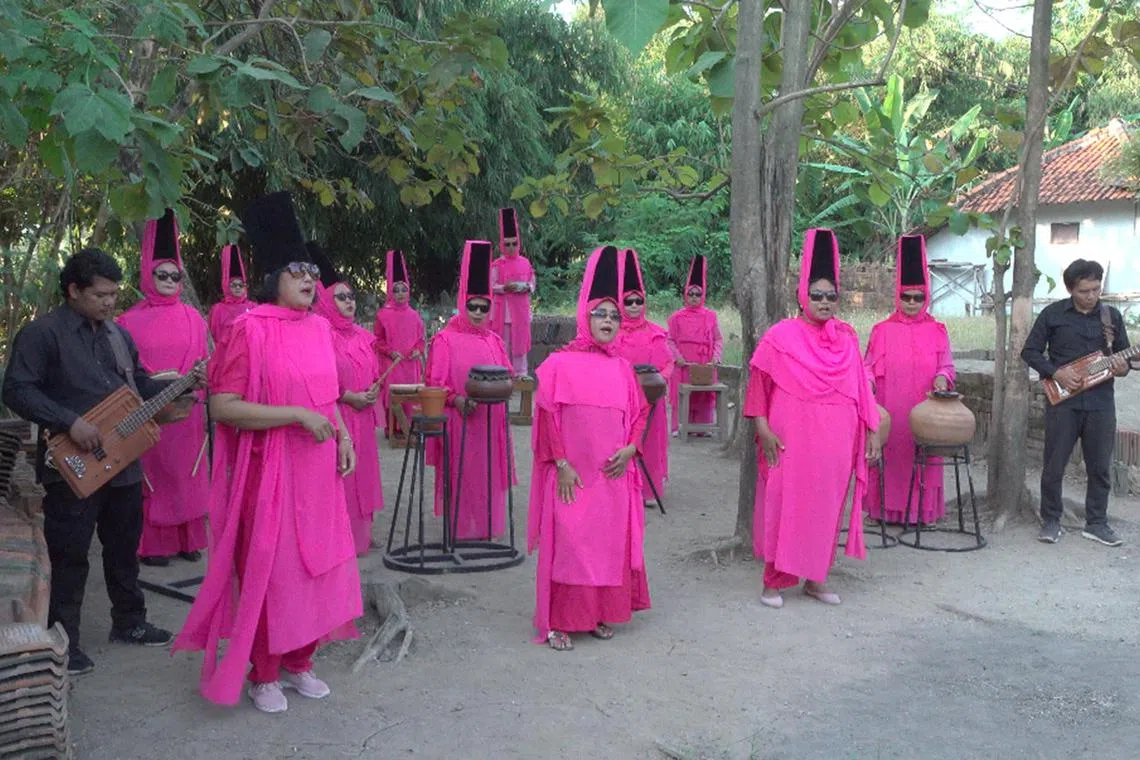 aaletter26 - Clad in bright pink dresses, matching tall headscarves and shades, Mother bank girl band drummed on claypots, sashayed down kampung dirt paths, and crooned about borrowing at high interest rates from blood-sucking moneylenders, and then struggling to repay the debts.

Photos by:  Nissal Berlindung