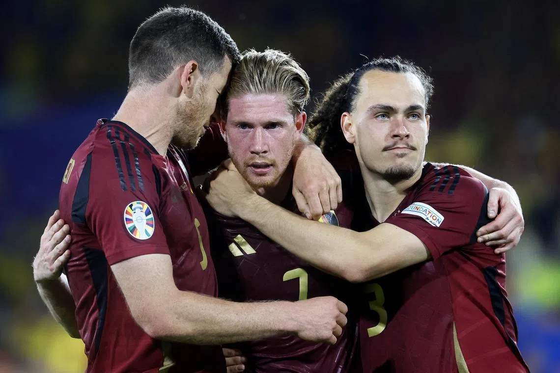 Soccer Football - Euro 2024 - Group E - Belgium v Romania - Cologne Stadium, Cologne, Germany - June 22, 2024 Belgium's Kevin De Bruyne reacts with Jan Vertonghen and Arthur Theate after the match REUTERS/Wolfgang Rattay