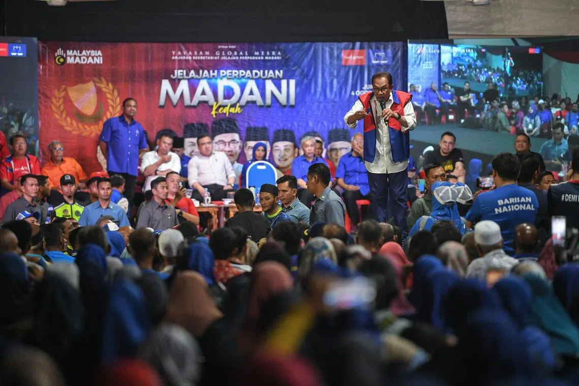 Caption: SIK, Kedah, 4 Aug 2023 -
Prime Minister Datuk Seri Anwar Ibrahim giving his speech during the Madani Unity Tour programme at Kupang, Kedah.