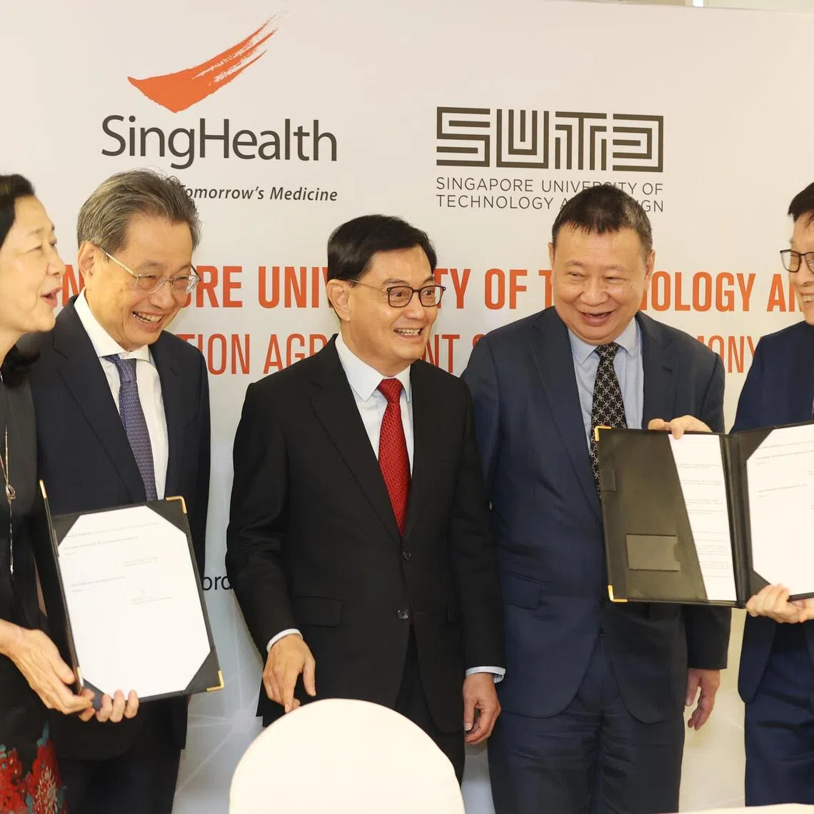 CMG20240116-HoKJ01 赵世楚 / 何家俊 SingHealth and the Singapore University of Technology and Design (SUTD) signed a collaboration agreement with Deputy Prime Minister Heng Swee Keat as a witness at Changi General Hospital on Jan 16 2024. From left: 新保集团集团总裁黄瑞莲教授, 董事会主席郑维强先生, DPM Heng, 新加坡科技设计大学主席李子揚先生 and 校长张道昌教授.  