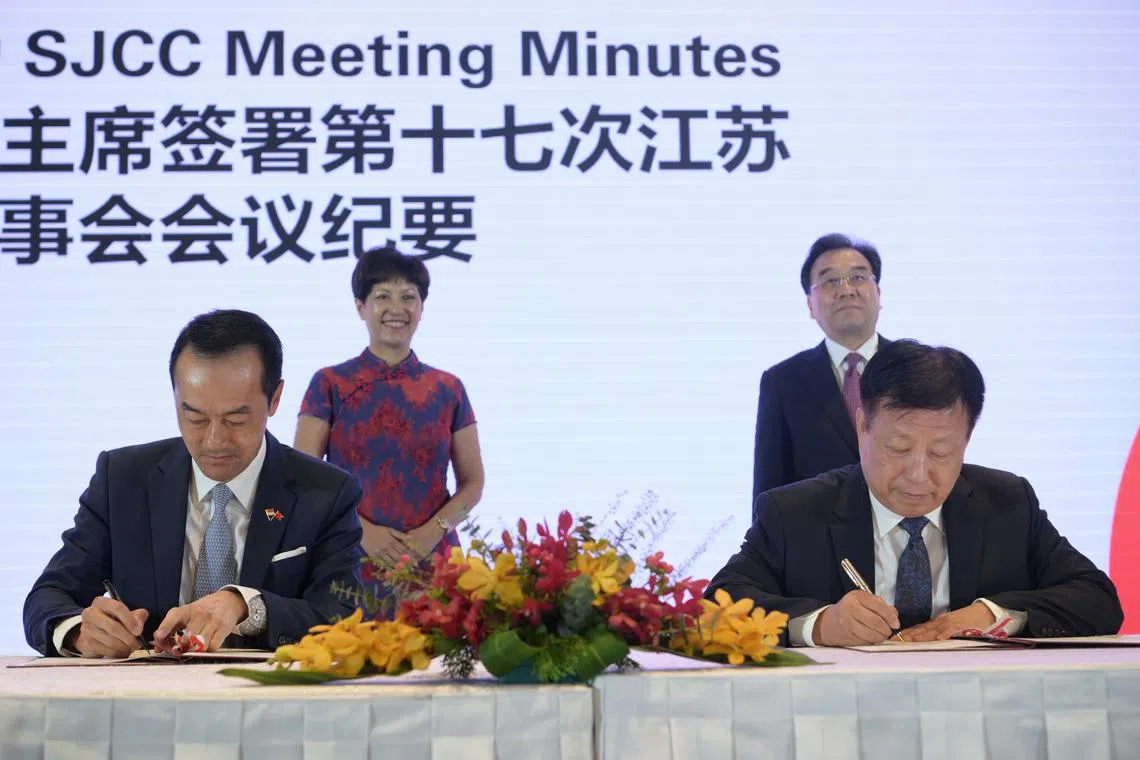 The signing of the Singapore-Jiangsu Cooperation Council (SJCC) meeting minutes by Senior Minister of State Dr Koh Poh Koon and Jiangsu vice governor Fang Wei. Witnessing the signing is Minister in the Prime Minister’s Office and Second Minister for Finance and National Development Indranee Rajah and Jiangsu party secretary Xin Changxing.