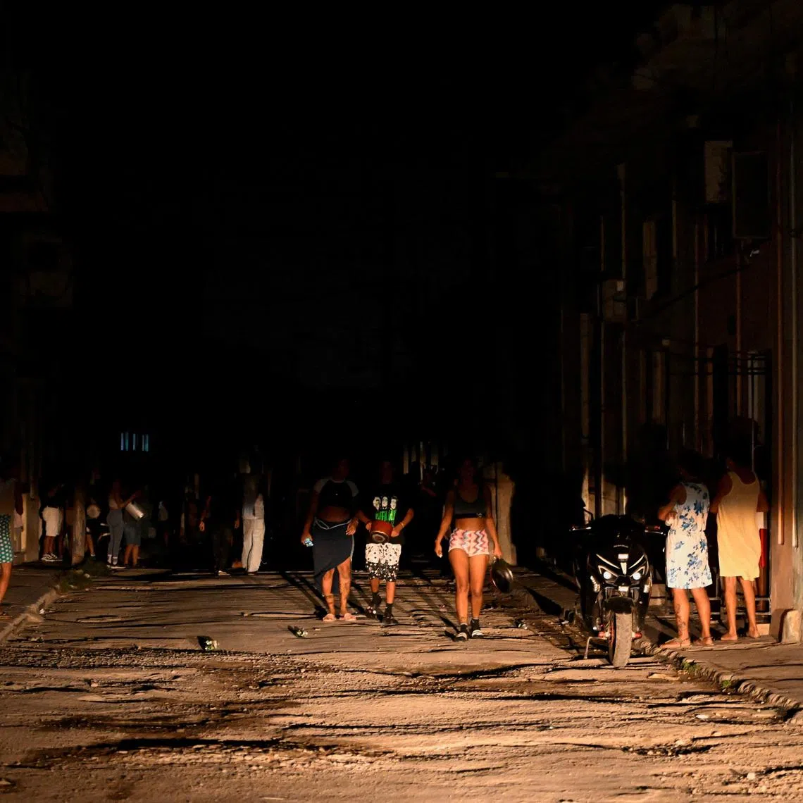 FILE PHOTO: People bang pots and pans during a protest against electricity power cuts, amid U.S. sanctions and an oil blockade that have deepened the country's crisis, in Havana, Cuba, March 7, 2026. REUTERS/Norlys Perez/File Photo