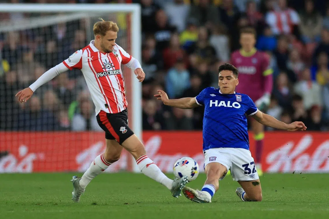 Soccer Football - Championship - Southampton v Ipswich Town - St Mary's Stadium, Southampton, Britain - April 28, 2026 Southampton's Leo Scienza in action with Ipswich Town's Marcelino Nunez Action Images/Paul Childs
