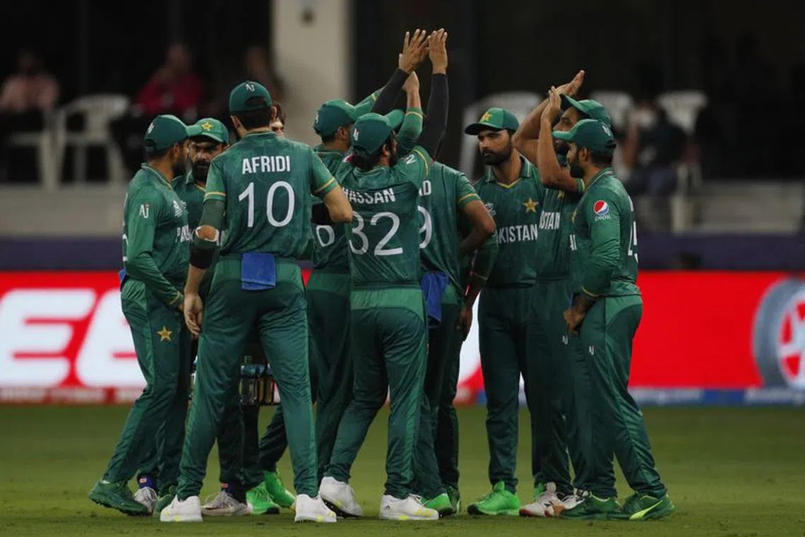 FILE PHOTO: Cricket - ICC Men's T20 World Cup - Super 12 - Semi-Final - Pakistan v Australia - Dubai International Cricket Stadium, Dubai, United Arab Emirates - November 11, 2021 Pakistan players celebrate the wicket of Australia's Glenn Maxwell REUTERS/Hamad I Mohammed/File Photo